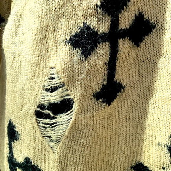 Distressed oversized sweater - Picture 6 of 12